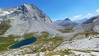 Le col en direction de la Maurienne avec le lac Rond au premier plan.