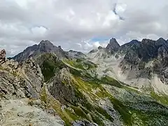 Le col du Grand Fond entre la pointe de Presset (à gauche) et l'aiguille de la Nova (à droite) depuis le Passeur de la Mintaz au sud-ouest.
