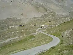 Plus bas la dernière épingle (2 171 m) de l’ascension à 2,65 km du col.