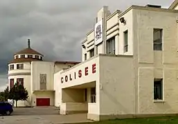 Le colisée (à droite) et la bâtisse industrielle (à gauche).