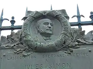 Médaillon par Joseph Vallet.