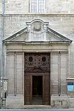 Entrée principale monumentale.