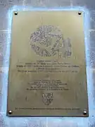 Plaque commémorative de la Collégiale Notre-Dame de Nantes, place Dumoustier à Nantes, dans laquelle Françoise d'Amboise se recueillait sur le tombeau de son époux. Par son sens politique et ses hautes vertus, elle appartient à l'histoire de la Bretagne et de l'Église.