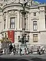 Colonne rostrale devant l'opéra Garnier.