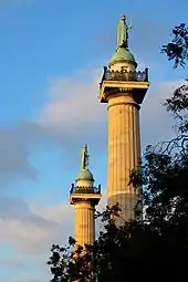 Les deux colonnes de la barrière du Trône.