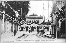 Façade pavoisée pour la visite du président de la République, probablement Poincaré, arrivé par train le 18 août 1913,.