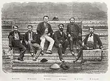 Une gravure représentant six hommes habillés à l'occidentale, assis sur un escalier ancien en pierre