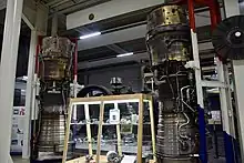 Deux réacteurs présentés en position verticale de part et d'autre d'une vitrine.