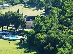 Le château de la Fleunie vu depuis le coteau de l'Escaleyrou.