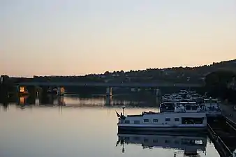 Le pont ferroviaire de la ligne d'Achères à Pontoise, empruntée par les trains du RER A. Le cours d'eau est la Seine.
