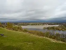 photographie en couleurs du confluent de deux cours d'eau aux eaux de teinte différente.