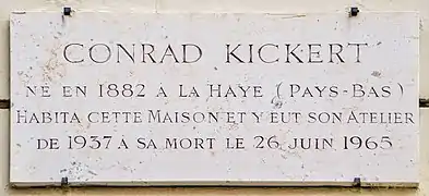 Plaque au no 33 : plaque en hommage à Conrad Kickert.