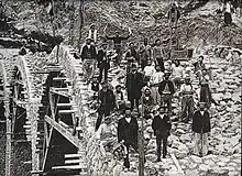 travailleurs qui prenne la pose pour la photo, sur le viaduc en construction