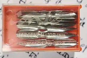 Boîte en plastique avec une douzaine de plumes Sergent-Major.