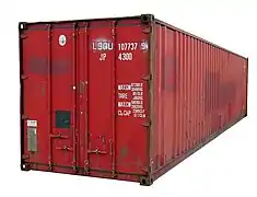 Un container indiquant une tare de 8 510 lb soit 3 860 kg.