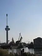 Ouverture de la grande écluse reliant Coolhaven et Parkhaven ; Euromast en arrière-plan.