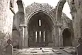 Intérieur de l'abbaye de Corcomroe, vers l'est, de la nef vers le chœur.