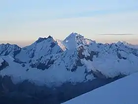 Au milieu, les Caraz I et II avec leur sommet enneigé