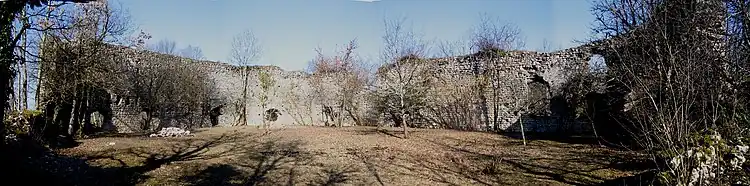 Vue des ruines du château de Cordon depuis l'intérieur