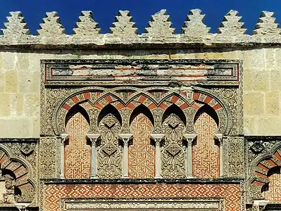 Arcature d'arcs outrepassés entrecroisés.