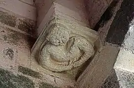 Photographie en couleurs d'un culot sculpté représentant un personnage sous une voûte.