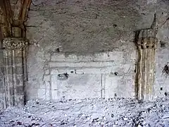 Photographie en couleurs d'une ancienne morte murée dont apparaît le linteau.