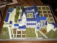 Photographie en couleurs d'une maquette d'un ensemble de bâtiments monastiques.