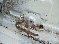 Un support de ceinture arrière.