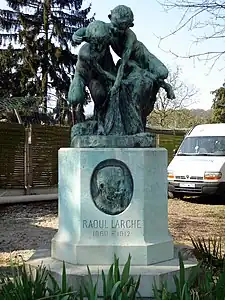 Monument à Raoul Larche à Coubron, avec le groupe Les Faunes de Larche.