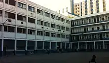 Cour de l'École supérieure des sciences et techniques de Tunis avec, en arrière-plan, l'hôpital militaire.