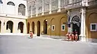 Cour Saint-Damase, cour d'honneur du Palais apostolique au Vatican, entrée du palais de Sixte-Quint (Scala Nobile) au moment de la relève de la Garde suisse pontificale (façade Est).