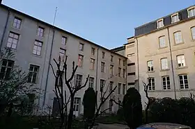 La cour, le puits par l'impasse du Bon-Pays.