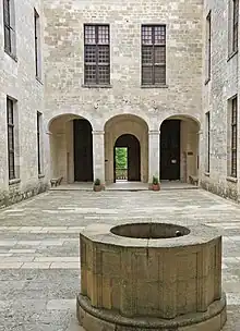 Cour intérieure du château de Duras, en 2014.