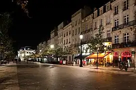 Cours mis en lumière à la tombée de la nuit.
