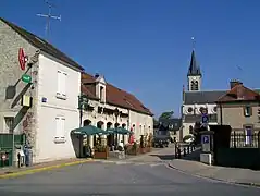 La place de la Mairie et l'église Notre-Dame-de-la-Jeunesse.