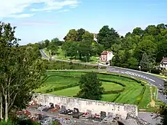 Cimetière, et vue sur la vallée depuis la terrasse devant l'abbaye Saint-Arnoul.