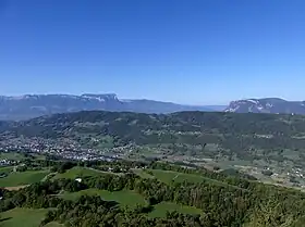 Vue depuis le pic de l'Huile à l'est de la Rochette dans le val Gelon dominé par le Montraillant avec en arrière plan le massif de la Chartreuse avec notamment le mont Granier à gauche séparé du massif des Bauges à droite par la trouée des Marches.