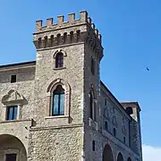 La tour à créneau du château.