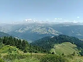 Vue de Crest-Voland sur les pentes du Lachat (au centre) depuis le Praz Vechin à l'ouest.