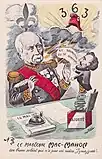 La crise du 16 mai 1877 : tel un diable à ressort, Gambetta jaillit d'une boîte à surprise devant le président de la République Patrice de Mac Mahon, maréchal dont les opinions monarchistes sont symbolisées par la fleur de lys. Surmonté d'un bonnet phrygien et du chiffre évoquant le manifeste des 363, un nuage darde des éclairs sur le président tandis que le représentant de la majorité républicaine à la Chambre des députés prononce la péroraison de son discours lillois du 15 août 1877 : « Se soumettre ou se démettre ». Caricature de Jean Robert, carte postale d'époque.