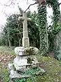 Croix en granite du début du XXe siècle reposant sur un socle plus ancien (XVIIe siècle ?).