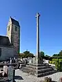 La croix de cimetière et l'église Saint-Georges.