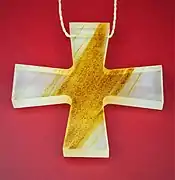 Croix pectorale pour la liturgie en verre et or.