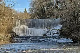 Le barrage vu depuis l'aval avec la conduite forcée à gauche.