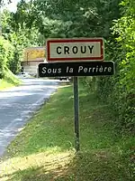 Panneau E31 avec le panneau d'entrée d'agglomération EB10 de Crouy, Aisne.