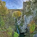 Vue aval avec la cascade.