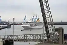 Bateau de croisière prenant la mer.