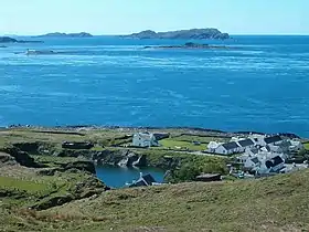 Les Garvellachs (dernier plan) vues depuis Cullipool (premier plan).