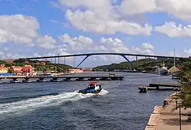 Le pont Reine Emma et le pont Reine Juliana en arrière-plan