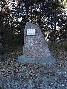 Stèle marquant l’entrée dans la commune